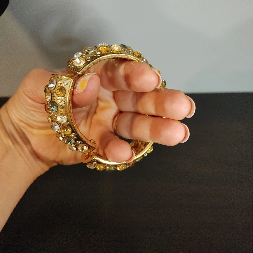 Elegant Gold and Crystal Bracelet